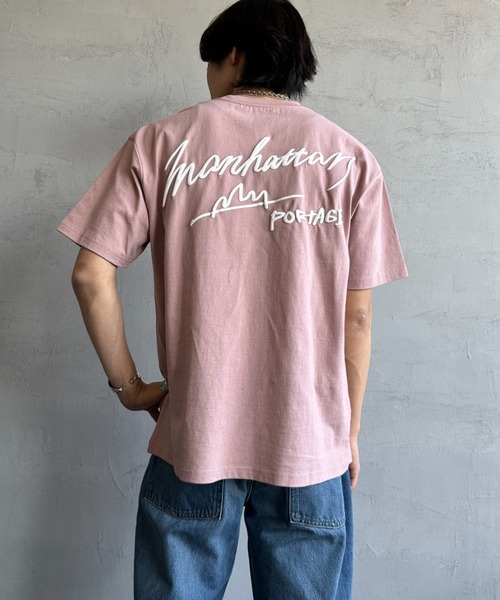 【WEB先行予約】[MANHATTAN PORTAGE/マンハッタンポーテージ] 別注 手描き風ロゴ バックプリントTシャツ（Tシャツ/カットソー）｜Manhattan Portage（マンハッタンポーテージ） pattayablatt.com