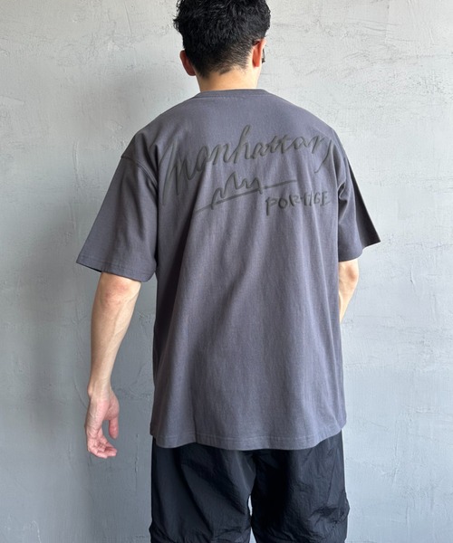 【WEB先行予約】[MANHATTAN PORTAGE/マンハッタンポーテージ] 別注 手描き風ロゴ バックプリントTシャツ（Tシャツ/カットソー）｜Manhattan Portage（マンハッタンポーテージ） pattayablatt.com