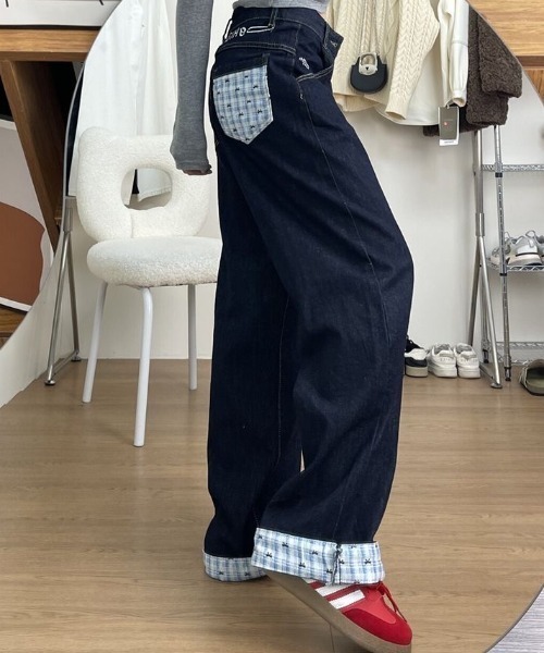 DIAVEL（ディアベル）の「裾折り返しチェック デザイン ワンポイント刺繍 ワイドデニム（デニムパンツ・レディース・ネイビー・M/S）」の9枚目の写真
