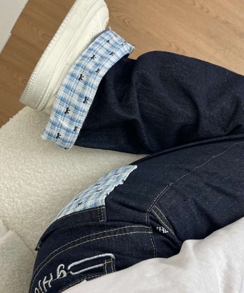 DIAVEL（ディアベル）の「裾折り返しチェック デザイン ワンポイント刺繍 ワイドデニム（デニムパンツ・レディース・ネイビー・M/S）」の8枚目の写真