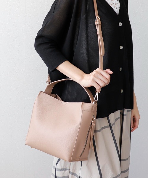 Three Four Time(スリーフォータイム)の「サイドポケットミニトート付きソフトBAG(ショルダーバッグ・レディース・ブラック/ベージュ・FREE)」の1枚目の写真