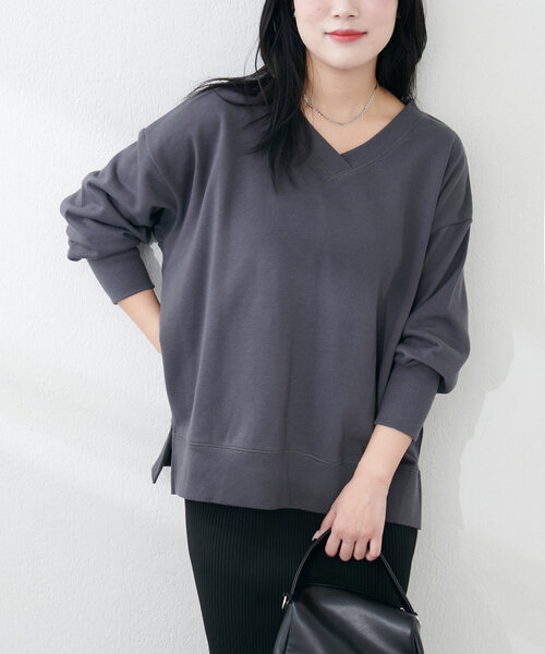 natural couture(ナチュラルクチュール)の「Web限定 /【ako】スリット付きVネック裏毛プルオーバー(Tシャツ/カットソー・レディース・チャコールグレー/イエロー/オフホワイト/モカ/ブルー・FREE)」の1枚目の写真