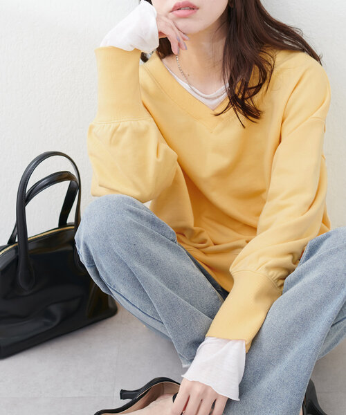 natural couture(ナチュラルクチュール)の「Web限定 /【ako】スリット付きVネック裏毛プルオーバー(Tシャツ/カットソー・レディース・チャコールグレー/イエロー/オフホワイト/モカ/ブルー・FREE)」の5枚目の写真