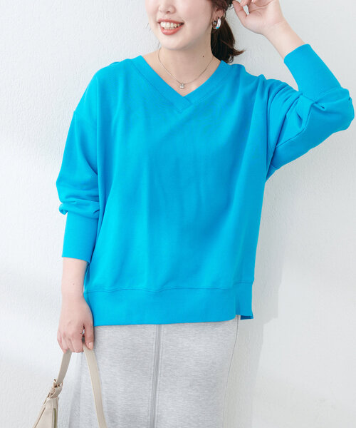 natural couture(ナチュラルクチュール)の「Web限定 /【ako】スリット付きVネック裏毛プルオーバー(Tシャツ/カットソー・レディース・チャコールグレー/イエロー/オフホワイト/モカ/ブルー・FREE)」の4枚目の写真
