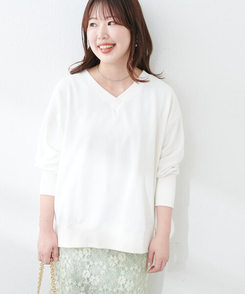 natural couture(ナチュラルクチュール)の「Web限定 /【ako】スリット付きVネック裏毛プルオーバー(Tシャツ/カットソー・レディース・チャコールグレー/イエロー/オフホワイト/モカ/ブルー・FREE)」の6枚目の写真