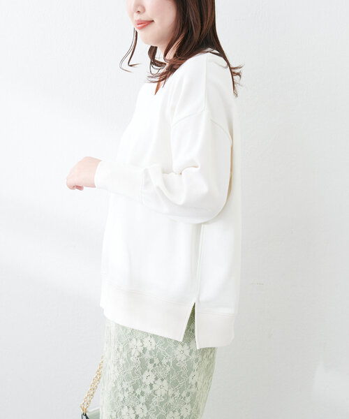 natural couture(ナチュラルクチュール)の「Web限定 /【ako】スリット付きVネック裏毛プルオーバー(Tシャツ/カットソー・レディース・チャコールグレー/イエロー/オフホワイト/モカ/ブルー・FREE)」の7枚目の写真