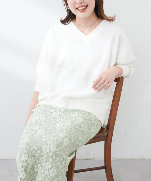 natural couture(ナチュラルクチュール)の「Web限定 /【ako】スリット付きVネック裏毛プルオーバー(Tシャツ/カットソー・レディース・チャコールグレー/イエロー/オフホワイト/モカ/ブルー・FREE)」の8枚目の写真