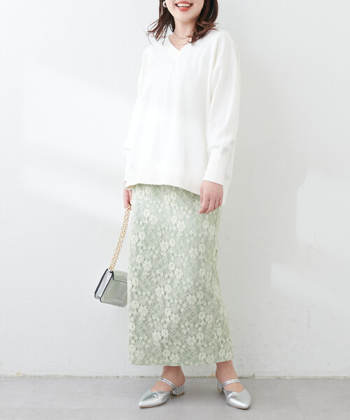 natural couture(ナチュラルクチュール)の「Web限定 /【ako】スリット付きVネック裏毛プルオーバー(Tシャツ/カットソー・レディース・チャコールグレー/イエロー/オフホワイト/モカ/ブルー・FREE)」の9枚目の写真
