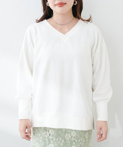 natural couture(ナチュラルクチュール)の「Web限定 /【ako】スリット付きVネック裏毛プルオーバー(Tシャツ/カットソー・レディース・チャコールグレー/イエロー/オフホワイト/モカ/ブルー・FREE)」の10枚目の写真