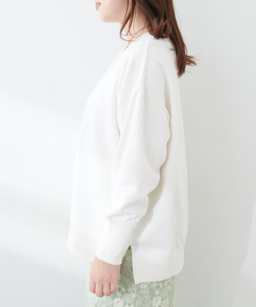 natural couture(ナチュラルクチュール)の「Web限定 /【ako】スリット付きVネック裏毛プルオーバー(Tシャツ/カットソー・レディース・チャコールグレー/イエロー/オフホワイト/モカ/ブルー・FREE)」の11枚目の写真