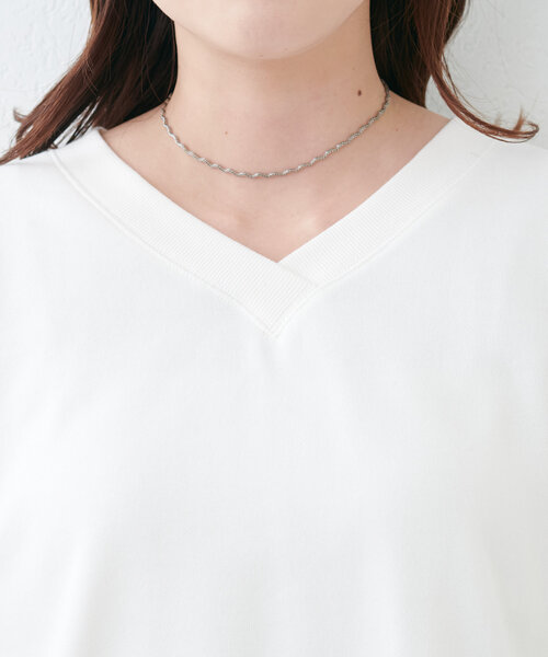 natural couture(ナチュラルクチュール)の「Web限定 /【ako】スリット付きVネック裏毛プルオーバー(Tシャツ/カットソー・レディース・チャコールグレー/イエロー/オフホワイト/モカ/ブルー・FREE)」の13枚目の写真