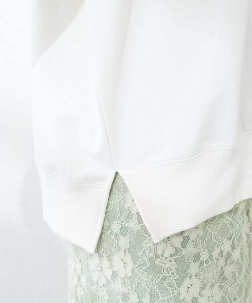 natural couture(ナチュラルクチュール)の「Web限定 /【ako】スリット付きVネック裏毛プルオーバー(Tシャツ/カットソー・レディース・チャコールグレー/イエロー/オフホワイト/モカ/ブルー・FREE)」の15枚目の写真
