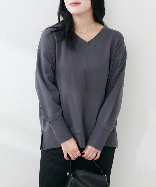 natural couture(ナチュラルクチュール)の「Web限定 /【ako】スリット付きVネック裏毛プルオーバー(Tシャツ/カットソー・レディース・チャコールグレー/イエロー/オフホワイト/モカ/ブルー・FREE)」の16枚目の写真