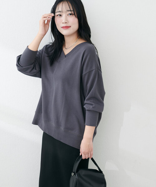 natural couture(ナチュラルクチュール)の「Web限定 /【ako】スリット付きVネック裏毛プルオーバー(Tシャツ/カットソー・レディース・チャコールグレー/イエロー/オフホワイト/モカ/ブルー・FREE)」の17枚目の写真