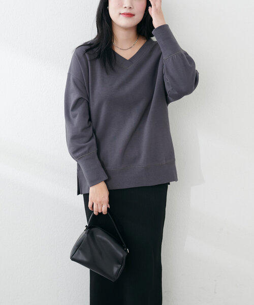 natural couture(ナチュラルクチュール)の「Web限定 /【ako】スリット付きVネック裏毛プルオーバー(Tシャツ/カットソー・レディース・チャコールグレー/イエロー/オフホワイト/モカ/ブルー・FREE)」の18枚目の写真