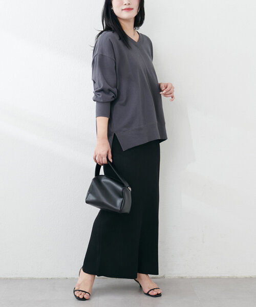 natural couture(ナチュラルクチュール)の「Web限定 /【ako】スリット付きVネック裏毛プルオーバー(Tシャツ/カットソー・レディース・チャコールグレー/イエロー/オフホワイト/モカ/ブルー・FREE)」の19枚目の写真