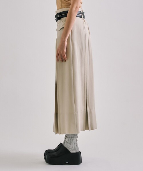 UNITED TOKYO(ユナイテッドトウキョウ)の「【残りわずか!】Double Belted Inverted Pleats Skirt|セットアップ/オフィスカジュアル/オケージョン/夏服/ウォッシャブル(スカート・レディース・キャメル/ブラック/ライトベージュ・1/2)」の9枚目の写真