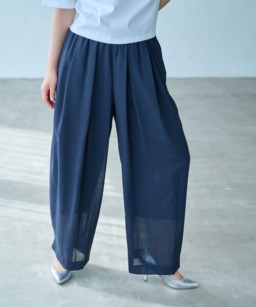 CAST:(キャストコロン)の「【着用しわ軽減/セットアップ対応】シアータックギャザーパンツ(その他パンツ・レディース・ネイビー/グリーン系その他7/オフホワイト・M/S)」の1枚目の写真