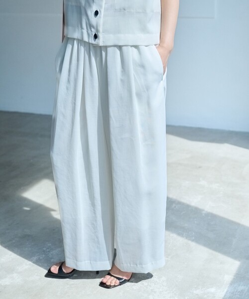 CAST:(キャストコロン)の「【着用しわ軽減/セットアップ対応】シアータックギャザーパンツ(その他パンツ・レディース・ネイビー/グリーン系その他7/オフホワイト・M/S)」の2枚目の写真