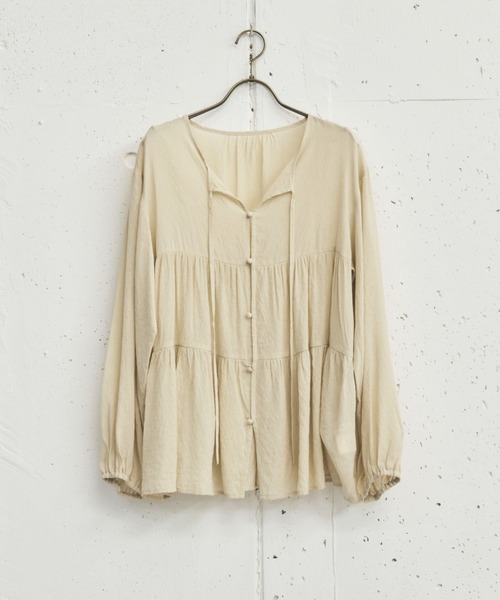 Doux archives（ドゥアルシーヴ）の「ティアードギャザーチュニック（シャツ/ブラウス・レディース・オフホワイト/ブルー/ベージュ・FREE）」の3枚目の写真