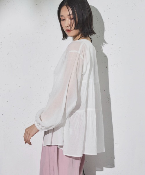 Doux archives（ドゥアルシーヴ）の「ティアードギャザーチュニック（シャツ/ブラウス・レディース・オフホワイト/ブルー/ベージュ・FREE）」の4枚目の写真