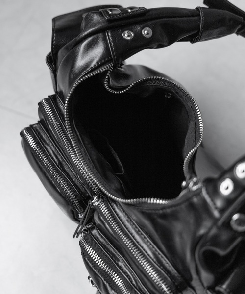 me+em select(ミームセレクト)の「【 2color 】ダブルジップアウトポケットヴィンテージボストンショルダーバッグ / double zip out pocket vintage boston shoulder bag(ショルダーバッグ・レディース・シルバー/ブラック・FREE)」の10枚目の写真