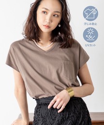 【汗ジミ防止＆UVカット】さらっと1枚で決まる！大人の品と機能が光るVネックTシャツ！フレンチスリーブで華奢見えを叶えながら、快適な着心地と汗ジミ知らずでクリーンにキマる頼れる機能性で毎日に自信をくれる一枚。
