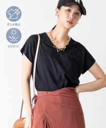 【汗ジミ防止&UVカット】さらっと1枚で決まる!大人の品と機能が光るVネックTシャツ!フレンチスリーブで華奢見えを叶えながら、快適な着心地と汗ジミ知らずでクリーンにキマる頼れる機能性で毎日に自信をくれる一枚。