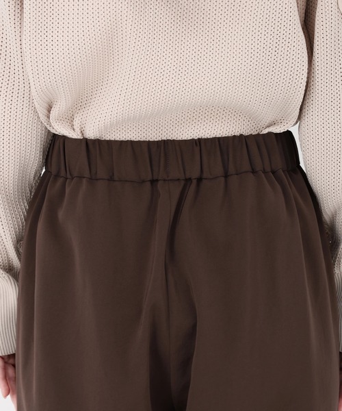 STRAWBERRY-FIELDS(ストロベリーフィールズ)の「【雑誌掲載アイテム】モダンサテン_サテンイージーパンツ(その他パンツ・レディース・ブラック/オフホワイト/ブラウン・2)」の9枚目の写真