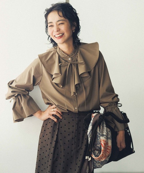 Gready Brilliant（グレディブリリアン）の「ＬＵラッフルキャンディスリーブブラウス（シャツ/ブラウス・レディース・オフホワイト/キャメル/ストライプ・38）」の2枚目の写真