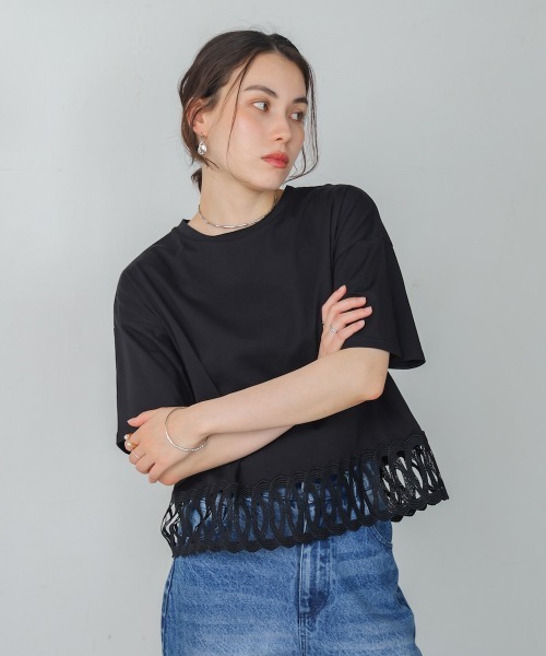 Bou Jeloud（ブージュルード）の「裾レースミディアムＴシャツ（Tシャツ/カットソー・レディース・ブラック/ホワイト・FREE）」の2枚目の写真