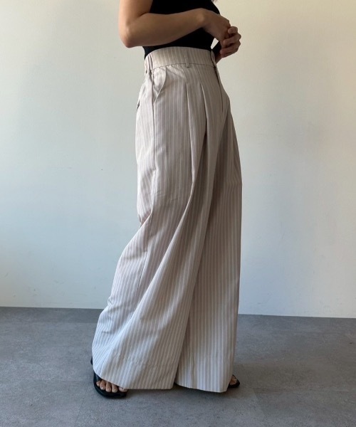 DRWCYS(ドロシーズ)の「シャツタックワイドパンツ(その他パンツ・レディース・ベージュ/ネイビー・SMALL/MEDIUM)」の2枚目の写真