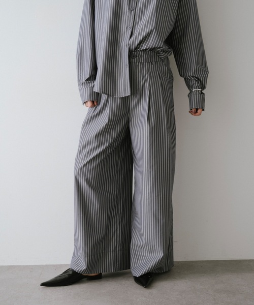 DRWCYS(ドロシーズ)の「シャツタックワイドパンツ(その他パンツ・レディース・ベージュ/ネイビー・SMALL/MEDIUM)」の1枚目の写真