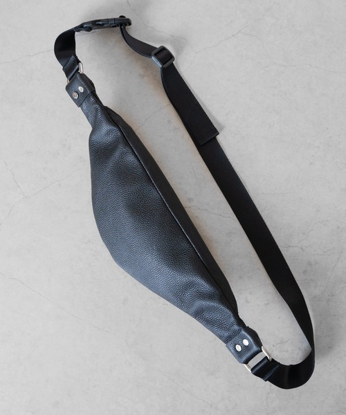 Senti(センティ)の「SENTI SHRINK LEATHER FLAT BODY BAG シュリンクレザーフラットボディバッグ(ボディバッグ/ウエストポーチ・メンズ・ブラック・FREE)」の3枚目の写真