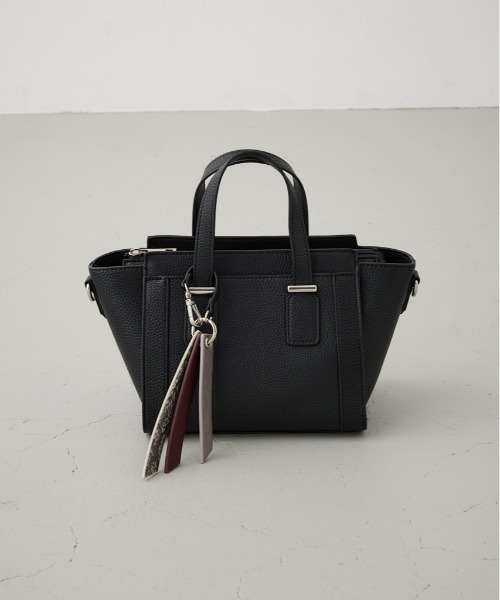 チャームセットトラペイズドバッグ（ショルダーバッグ）｜AZUL BY