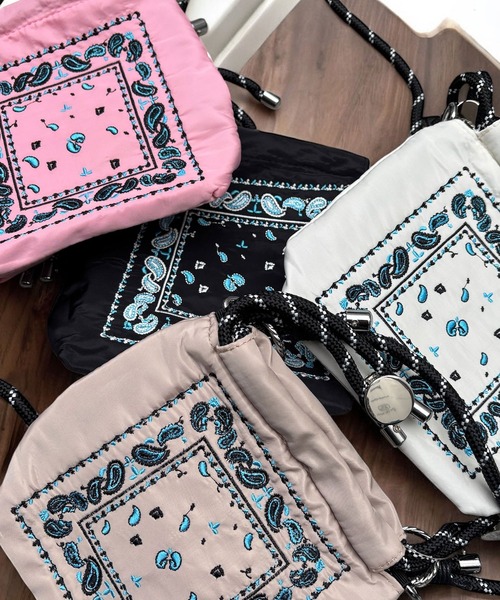 Port(ポート)の「巾着タイプ ペイズリー 刺繍 ショルダー バッグ(ショルダーバッグ・メンズ・ベージュ/ピンク/ブラック/オフホワイト・FREE)」の1枚目の写真