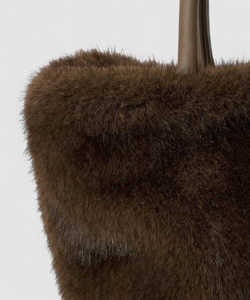 ANAYI(アナイ)の「フェイクファーハンドバッグ(ハンドバッグ・レディース・ブラウン/ホワイト/グレイッシュベージュ・FREE)」の4枚目の写真