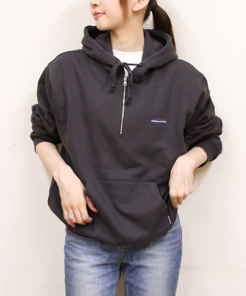 THOUSAND MILE（サウザンドマイル）の「THOUSAND MILE/サウザンドマイル　ハーフジップパーカー　HALF ZIP PARKER（パーカー・メンズ・ベージュ/ブラック/チャコールグレー・L/S/M）」の2枚目の写真