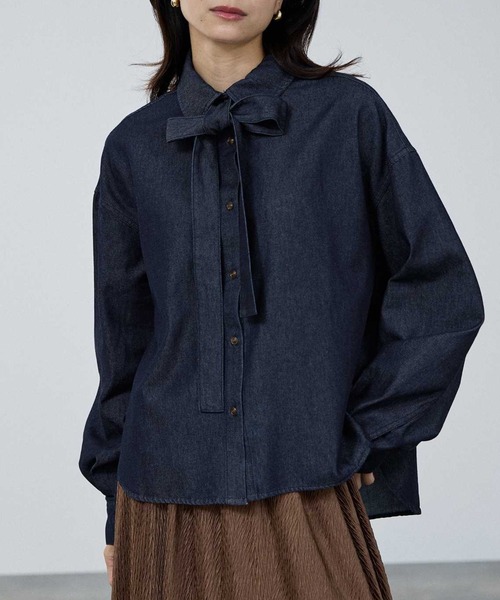 Mac-House（マックハウス）の「milli de l'air デニムボウタイシャツ（シャツ/ブラウス・レディース・ネイビー/ブルー・M）」の2枚目の写真