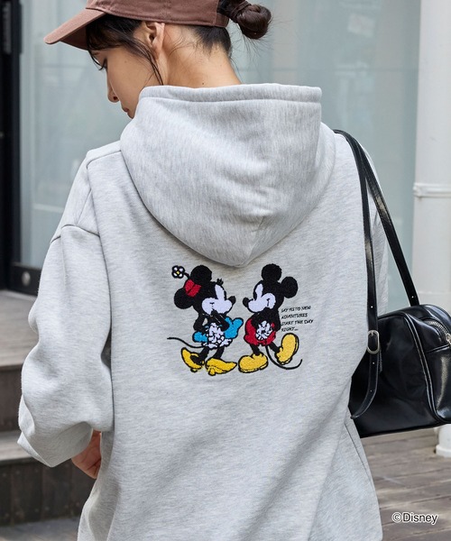 Disney（ディズニー）の「【Disney】別注 ミッキーマウス＆ミニーマウス / オールドグラフィック 刺繍 バックプリント パーカー（パーカー・レディース・グレー系/ブラック系/ネイビー/スミクロ/オートミール・L/M）」の4枚目の写真