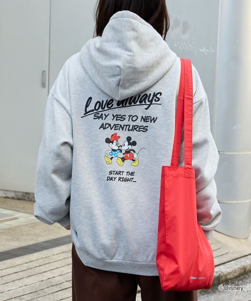 Disney（ディズニー）の「【Disney】別注 ミッキーマウス＆ミニーマウス / オールドグラフィック 刺繍 バックプリント パーカー（パーカー・レディース・グレー系/ブラック系/ネイビー/スミクロ/オートミール・L/M）」の9枚目の写真