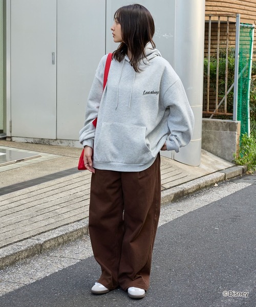 Disney（ディズニー）の「【Disney】別注 ミッキーマウス＆ミニーマウス / オールドグラフィック 刺繍 バックプリント パーカー（パーカー・レディース・グレー系/ブラック系/ネイビー/スミクロ/オートミール・L/M）」の11枚目の写真