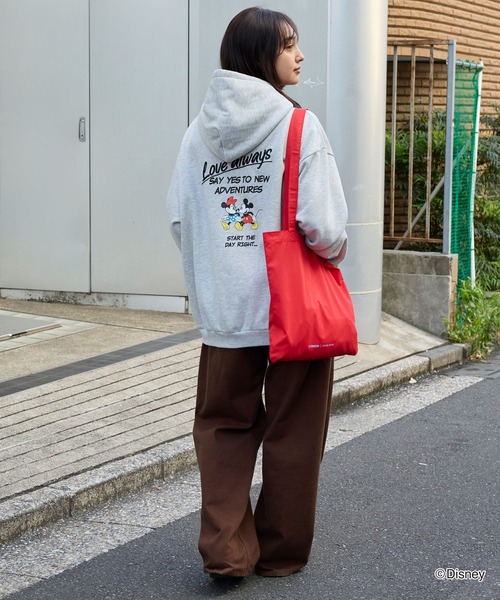 Disney（ディズニー）の「【Disney】別注 ミッキーマウス＆ミニーマウス / オールドグラフィック 刺繍 バックプリント パーカー（パーカー・レディース・グレー系/ブラック系/ネイビー/スミクロ/オートミール・L/M）」の12枚目の写真