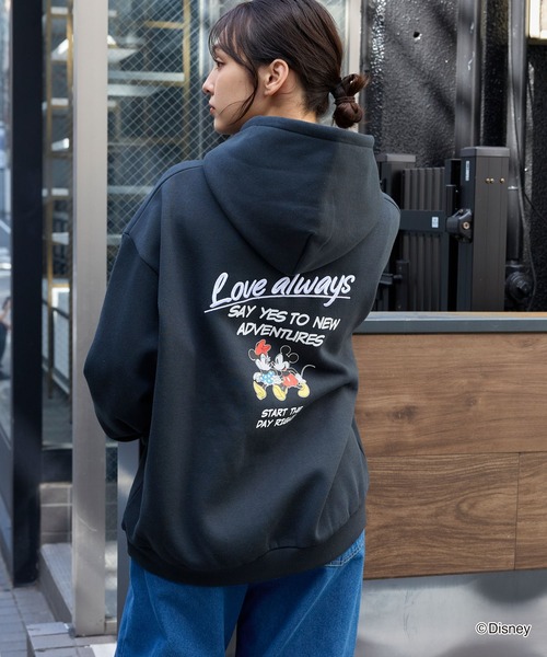 Disney（ディズニー）の「【Disney】別注 ミッキーマウス＆ミニーマウス / オールドグラフィック 刺繍 バックプリント パーカー（パーカー・レディース・グレー系/ブラック系/ネイビー/スミクロ/オートミール・L/M）」の16枚目の写真