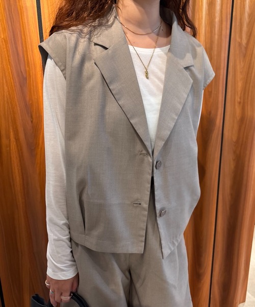 ROSE BUD（ローズバッド）の「TAILORED TUCK VEST（ベスト・レディース・ブラウン/グレー・ONE SIZE）」の12枚目の写真