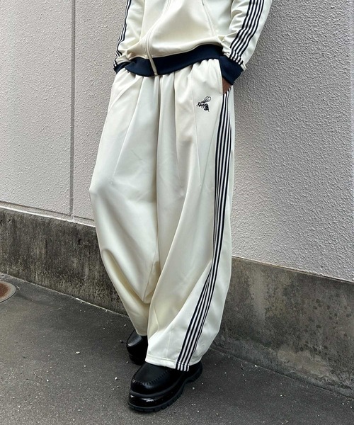 NYLAUS(ナイラス)の「【Nylaus】蜂刺繍 ライントラック ワイドパンツ バルーンパンツ ジャージ ユニセックス(その他パンツ・メンズ・アイボリー/ブラック/ブラウン・M/L)」の2枚目の写真