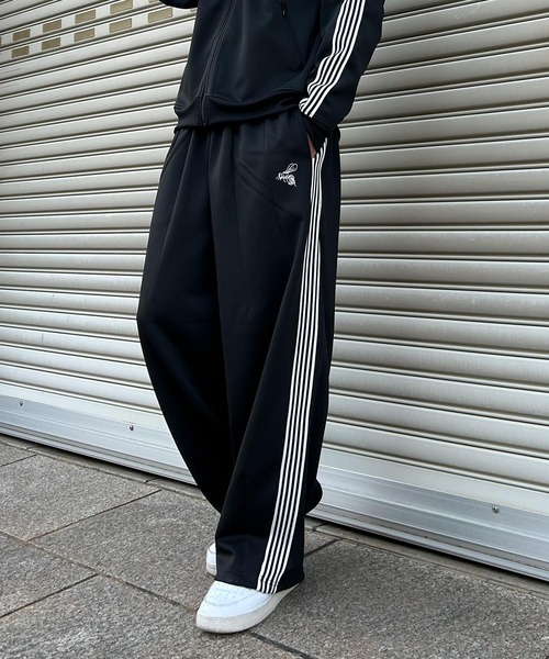 NYLAUS(ナイラス)の「【Nylaus】蜂刺繍 ライントラック ワイドパンツ バルーンパンツ ジャージ ユニセックス(その他パンツ・メンズ・アイボリー/ブラック/ブラウン・M/L)」の3枚目の写真