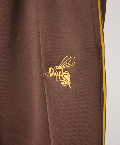 NYLAUS（ナイラス）の「【Nylaus】蜂刺繍 ライントラック ワイドパンツ バルーンパンツ ジャージ セットアップ対応 ユニセックス（その他パンツ・メンズ・ブラウン/ブラック/アイボリー・L/M）」の8枚目の写真