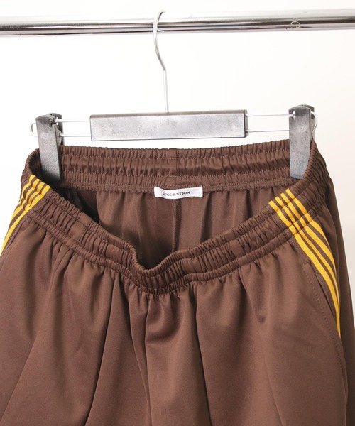 NYLAUS（ナイラス）の「【Nylaus】蜂刺繍 ライントラック ワイドパンツ バルーンパンツ ジャージ セットアップ対応 ユニセックス（その他パンツ・メンズ・ブラウン/ブラック/アイボリー・L/M）」の9枚目の写真