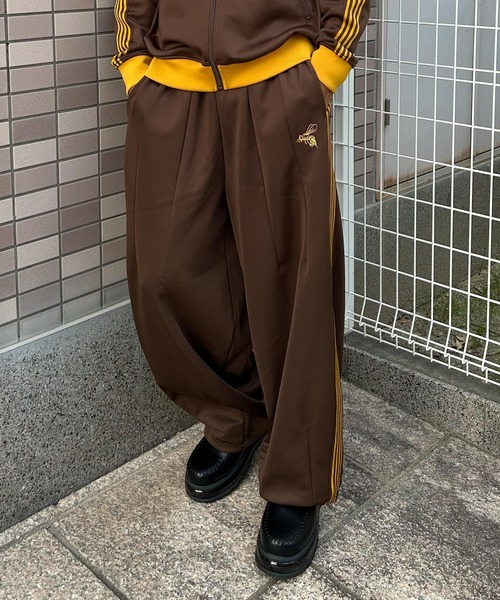 NYLAUS（ナイラス）の「【Nylaus】蜂刺繍 ライントラック ワイドパンツ バルーンパンツ ジャージ セットアップ対応 ユニセックス（その他パンツ・メンズ・ブラウン/ブラック/アイボリー・L/M）」の17枚目の写真